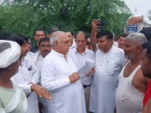 Bhupendra Hooda taking complaints of people in village Paksma.