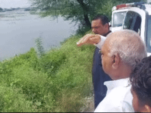 Bhupendra Hooda inspecting waterlogging in village Paksma.