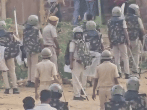 डांगरी गांव में भारी पुलिस बल।
