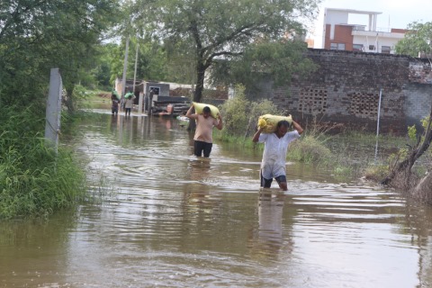 हिसार की रामगढ़ बस्ती से पलायन करते परिवार।