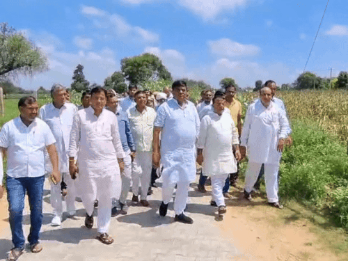 खंडेला क्षेत्र में अतिवृष्टि से प्रभावित हुए खेतों का जायजा लेने पहुंचे वन मंत्री संजय शर्मा।