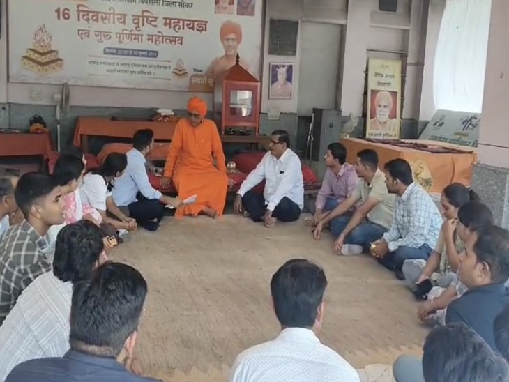 पूर्व सांसद स्वामी सुमेधानंद सरस्वती से मिलकर चर्चा करते हुए चयनित कैंडीडेट्स।