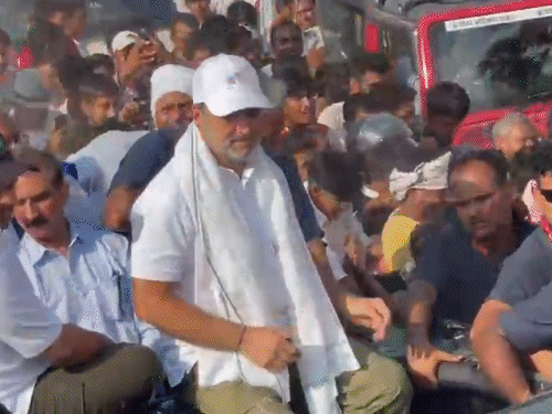 बिहार में आयोजित "वोट चोर, गद्दी छोड़" रैली में कांग्रेस नेता राहुल गांधी शामिल हुए थे।