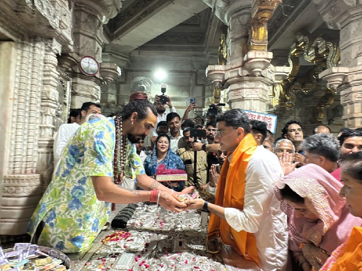 मंदिर के पुजारी द्वारा उन्हें प्रसाद दिया गया।
