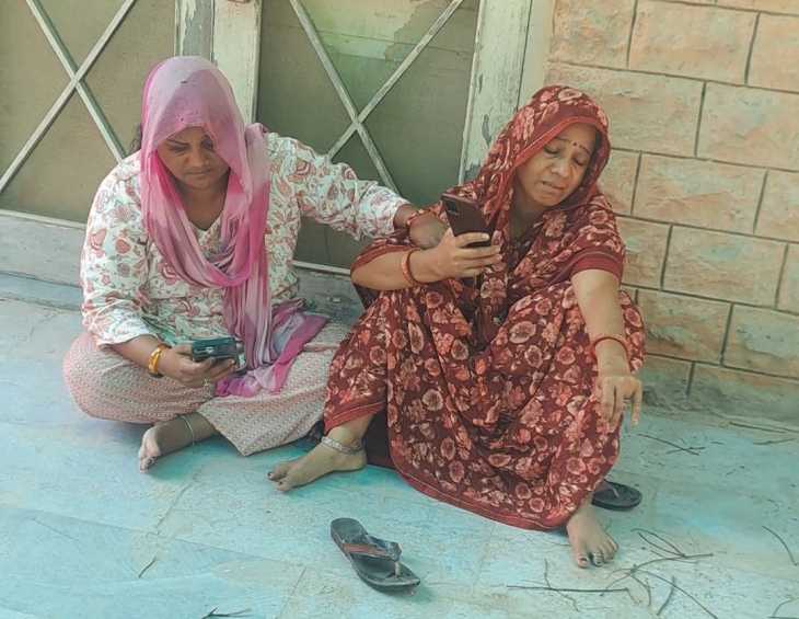 पाली के बांगड़ हॉस्पिटल की मोर्चरी के बाहर विलाप करती मृतक की बहनें।