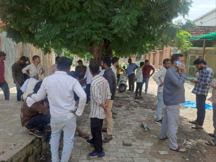 पाली के बांगड़ हॉस्पिटल की मोर्चरी के बाहर विलाप करती मृतक के समाज के लोग।