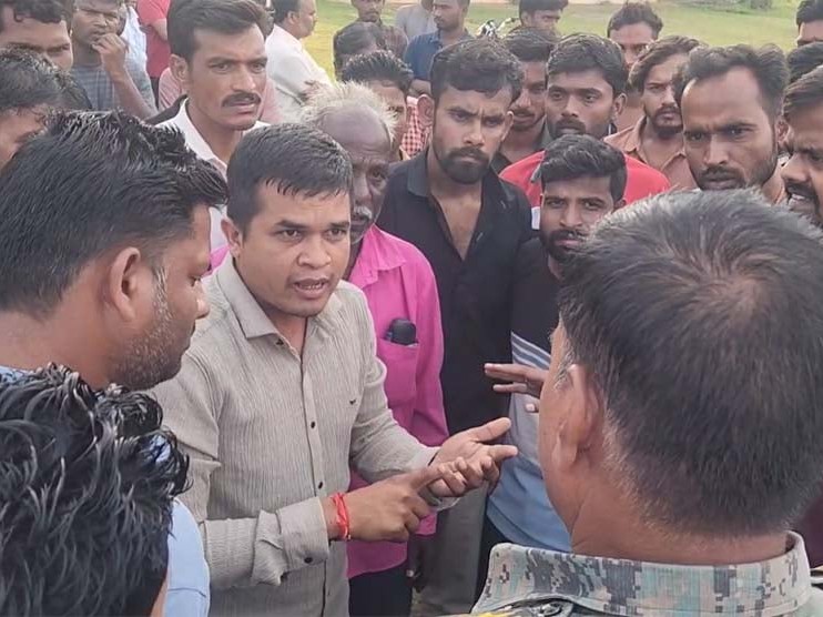 मौके पर पहुंचे एसडीएम ने ग्रामीणों को समझाया।