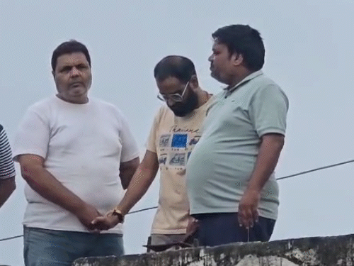 टीआई अशोक शर्मा का बेटा (चश्मे में) घटनास्थल पर मौजूद है।