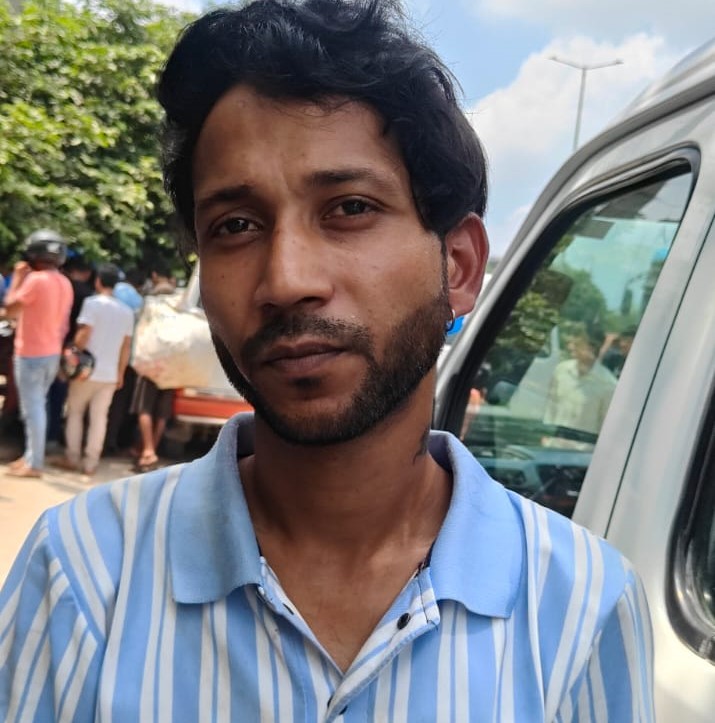 गुरुग्राम में पत्नी नेहा की मौत के बारे में जानकारी देते मनीष।