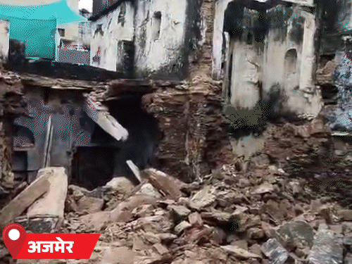 अजमेर के नसीराबाद में दो मंजिला जर्जर मकान रविवार तड़के भरभरा ढह गया। गनीमत रही कि मकान में कोई नहीं था।