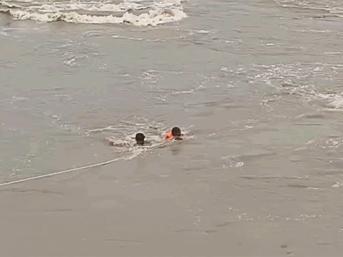 बनासकांठा में मवेशी चरा रहे 8 लोग साबरमती नदी की बाढ़ में फंस गए थे, जिन्हें SDRF की टीम ने सुरक्षित बाहर निकाला।