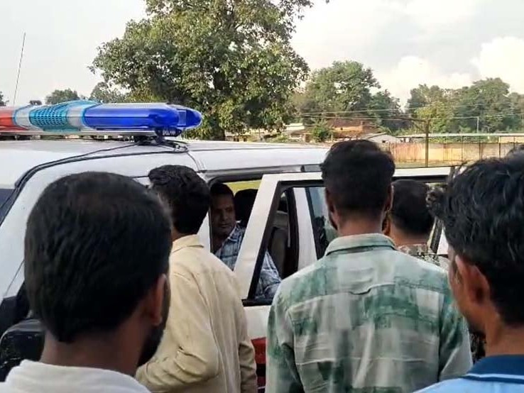 पुलिस वाहन में आरोपी शिक्षक।