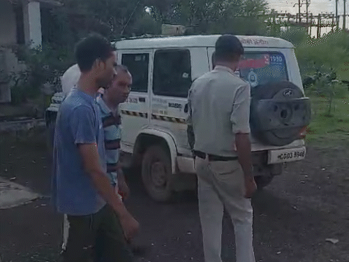 पुलिस ने बाप-बेटे को गिरफ्तार कोर्ट में पेश किया।