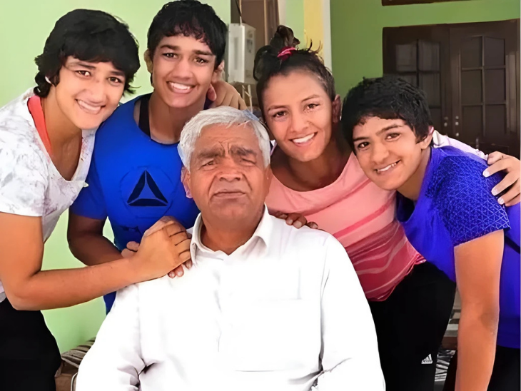 बेटी गीता, बबीता, संगीता और रितु फोगाट के साथ महावीर फोगाट। इनके परिवार पर ही बॉलीवुड फिल्म दंगल बनी थी। विनेश फोगाट महावीर फोगाट की भतीजी हैं।