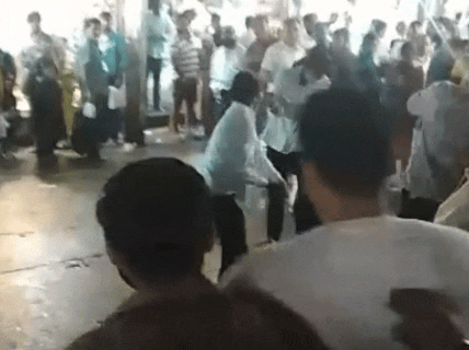 लोगों ने बड़ी मुश्किल से बीच-बचाव करके दोनों का झगड़ा खत्म करवाया।