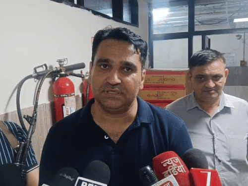 मीडिया को जानकारी देते CIA-1 के इंचार्ज सुरेंद्र कुमार।