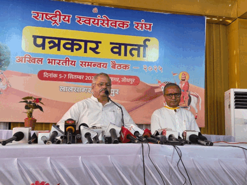 जोधपुर के लालसागर में मीडिया से बातचीत करते हुए राष्ट्रीय स्वयंसेवक संघ (RSS) के अखिल भारतीय प्रचार प्रमुख सुनील आंबेकर।