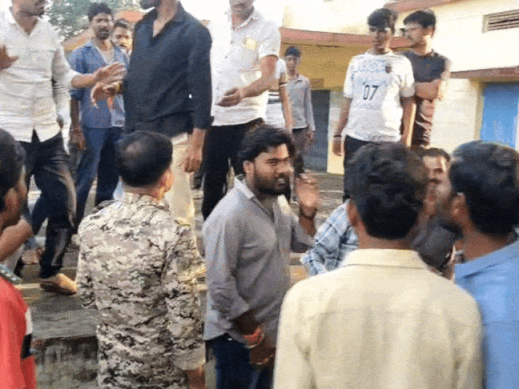पिटाई से घायल हुआ आरोपी शिक्षक।