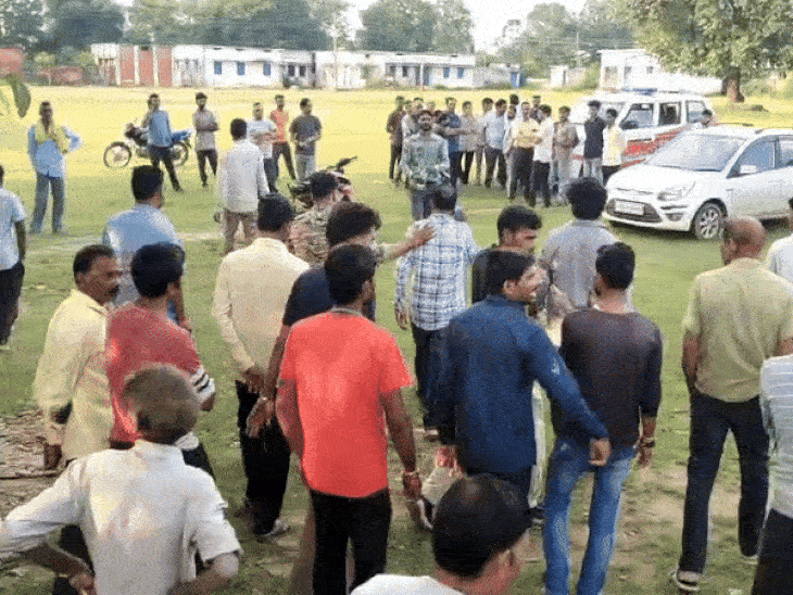 आरोपी शिक्षक को सुरक्षित गांव से लेकर जाती पुलिस।