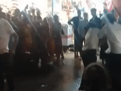 पहले एक महिला ने दूसरी महिला पर लाठी से हमला किया। वहां मौजूद भक्त देखने लगे कि आखिर हुआ क्या।