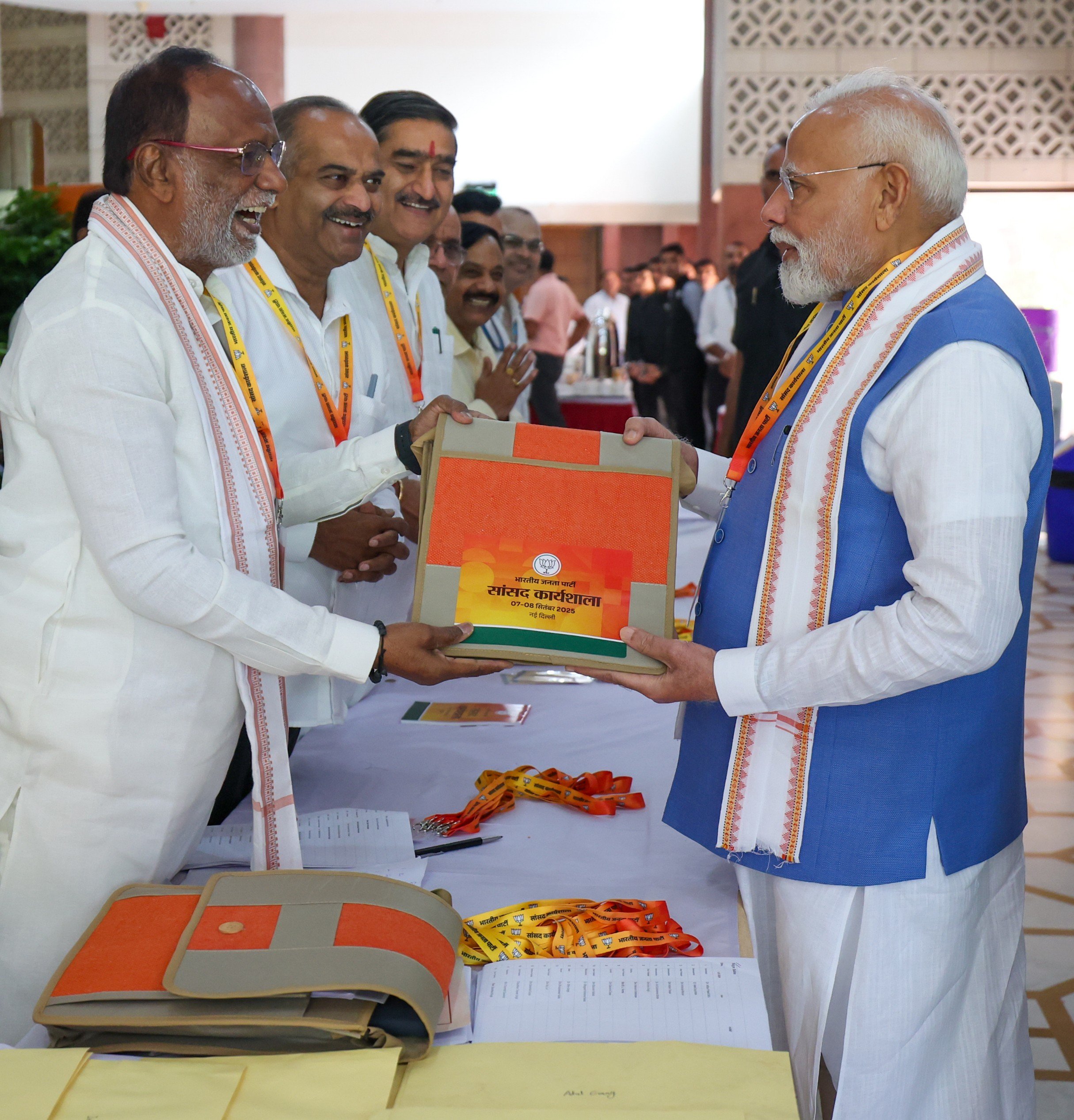 सांसद कार्यशाला के दौरान पीएम ने रजिस्ट्रेशन काउंटर पर जाकर अपनी किट खुद ली।