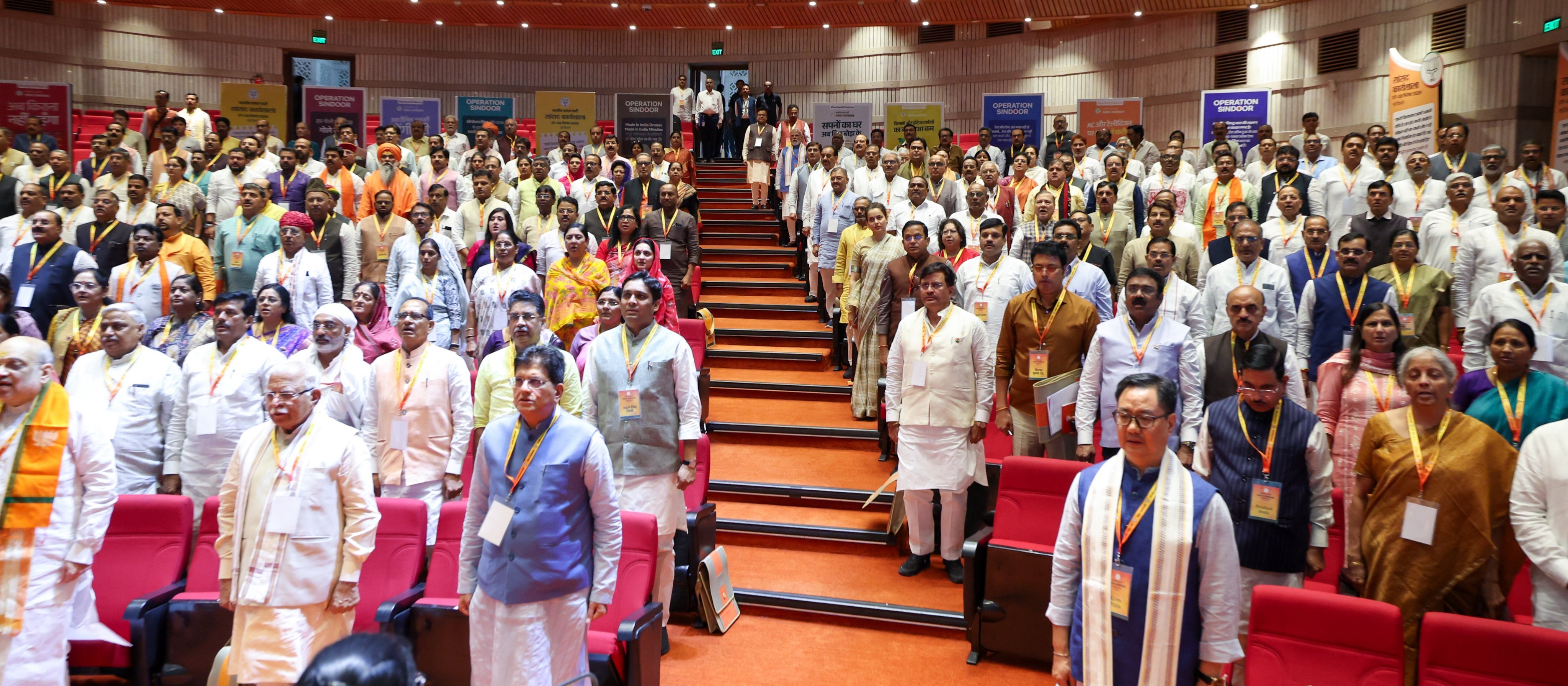भाजपा सांसदों के साथ बैठे PM ने कार्यक्रम के बाद X पर लिखा कि संसद कार्यशाला में देशभर के सांसद साथियों और वरिष्ठ नेताओं से विचार साझा हुए।
