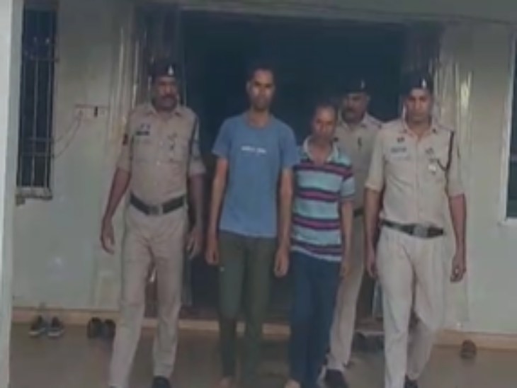 पुलिस ने आरोपी बाप बेटे को दुर्ग बस स्टैंड से गिरफ्तार कर लिया है।