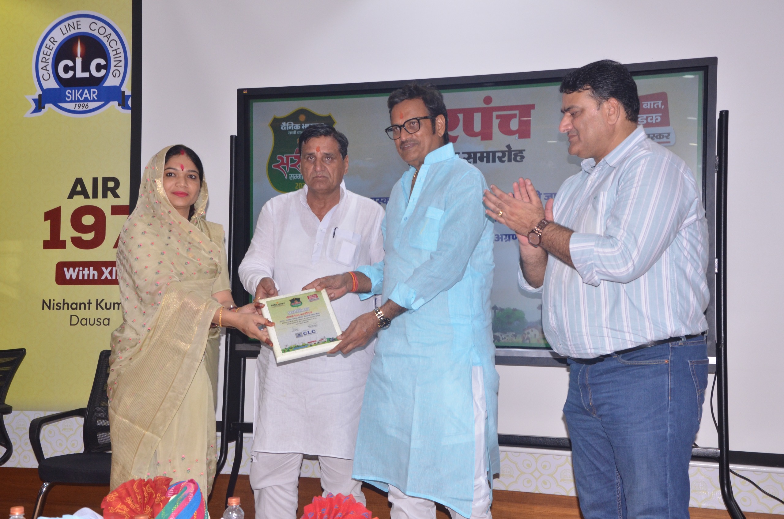 कार्यक्रम में महिला सरपंच को सम्मानित करते पूर्व नेता प्रतिपक्ष राजेंद्र राठौड़,विधायक हरलाल सहारण,क्लस्टर हैड अयाज खान।