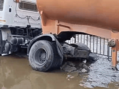 दिल्ली-पटियाला नेशनल हाईवे पर गड्ढे में फंस ट्रक। - Dainik Bhaskar