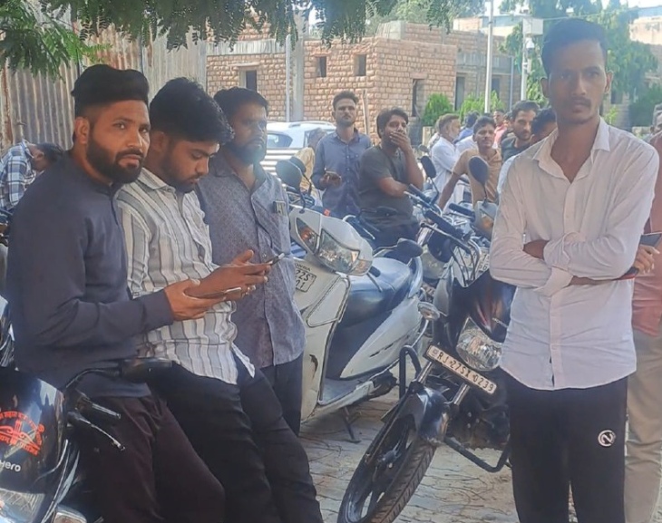 पाली के बांगड़ हॉस्पिटल की मॉर्च्युरी के बाहर सोमवार सुबह एकत्रित हुए मृतक के परिजन और परिचित।
