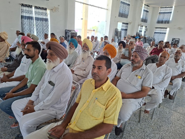 कार्यक्रम में मौजूद लोग, जिन्होंने वक्ताओं के विचार सुने।
