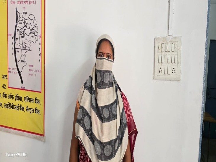 आरोपी पत्नी दुर्गा बड़ाइक को पुलिस ने गिरफ्तार कर लिया है। पति की हरकत से परेशान होकर हत्या की है।