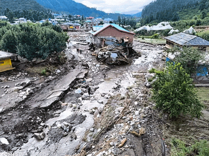 हिमाचल में आपदा से हुए नुकसान की तस्वीरें।