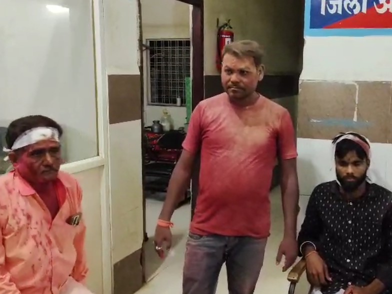 पथराव में प्रकाश हरिभाउ लश्करे और विजय महाजन को सिर में चोटें आईं।