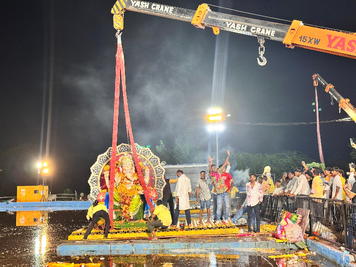 रायपुर के महादेव घाट में गणेश प्रतिमाओं का विसर्जन किया गया।