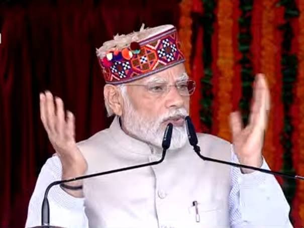 हिमाचली टॉपी में प्रधानमंत्री नरेंद्र मोदी।