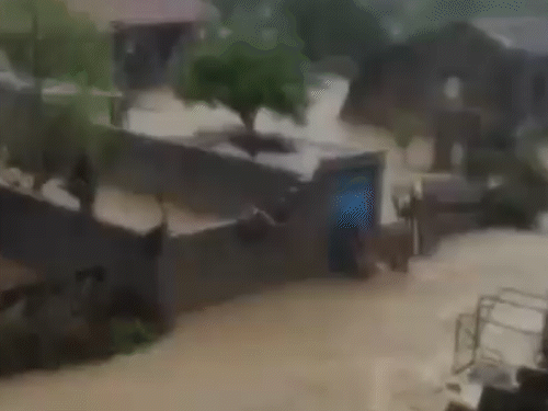 सालंतपुर के बाकूत्रा गांव में तेज बहाव के बीच डूबे घर।