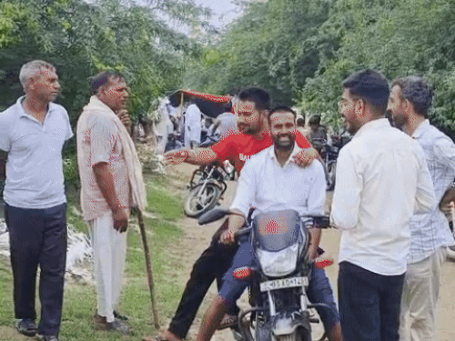 यमुना किनारे जल स्तर को देखते ग्रामीण।