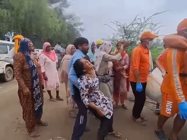 शव मिलने के बाद विलाप करते परिजन।