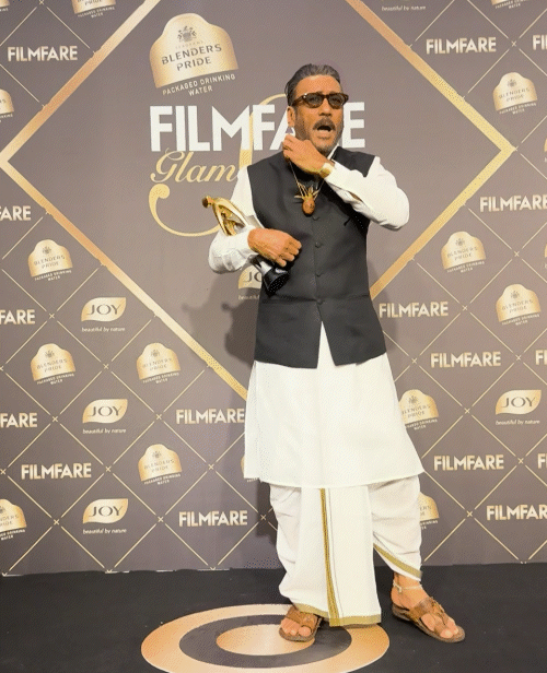 जैकी श्रॉफ ने अपने ट्रेडिशनल आउटफिट के साथ पौधे का पेंडेंट पहना था।