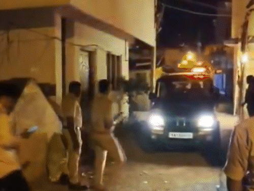 पुलिस ने 21 लोगों को गिरफ्तार किया। हिंसा के दौरान पुलिस मौके पर ही मौजूद थी।