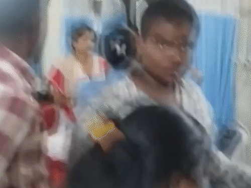 हिंसा में 8 लोग घायल हुए हैं। उनका जिला अस्पताल में इलाज चल रहा है।