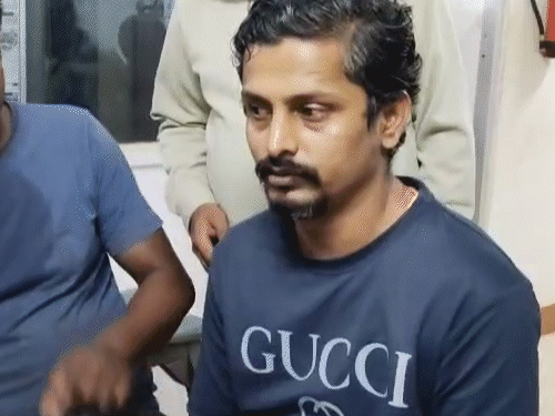 सर्किट हाउस के कर्मचारी ने मारपीट करने और मां की गाली देने का आरोप लगाया है।