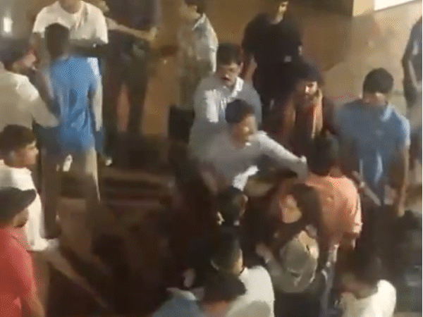 पड़ाव रेस्टोरेंट स्टाफ और पर्यटकों के बीच रिजर्व सीट पर बैठने को लेकर विवाद हुआ, जो देखते ही देखते मारपीट में बदल गया।