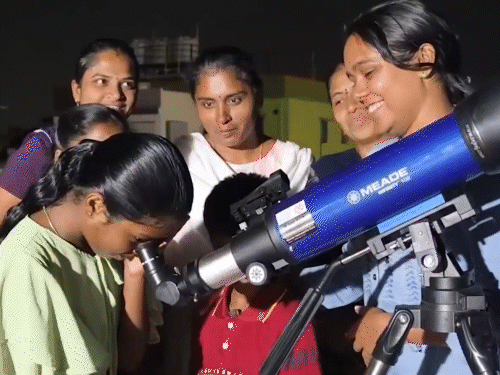 चेन्नई में बच्चे और महिलाएं टेलिस्कोप से चंद्रग्रहण देखती नजर आईं।