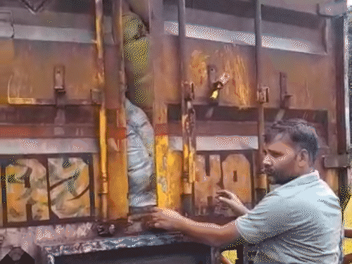 पुलिस ने कंटेनर क्रमांक NL01-AH-9524 को रोककर पूछताछ की।