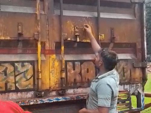 सील पैक कंटेनर का नट खोलता ड्राइवर।