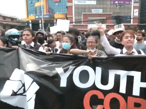छात्र-छात्राएं स्कूल ड्रेस पहनकर प्रदर्शन में शामिल हुए। उन्होंने भ्रष्टाचार के खिलाफ सरकार विरोधी नारे लगाए।