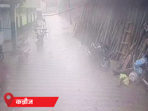 यूपी के कन्नौज में सोमवार दोपहर को 700 साल पुराने मकबरे की दीवार ढह गई।