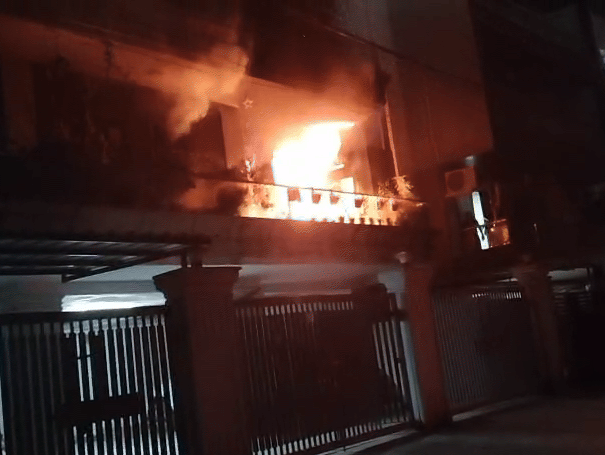 Faridabad AC Blast Tragedy; Sachin Kapoor | Greenfield Colony | फरीदाबाद  में AC फटा, दंपती-बेटी की मौत: बेटा खिड़की से कूदा, हाथ-पैर टूटे; आग का  धुआं घर में घुसने से दम घुटा -